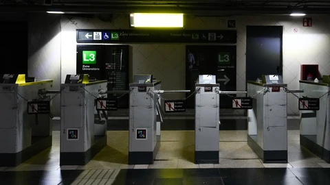 El apagón deja sin servicio metro y trenes en Barcelona y evacúan a miles de pasajeros