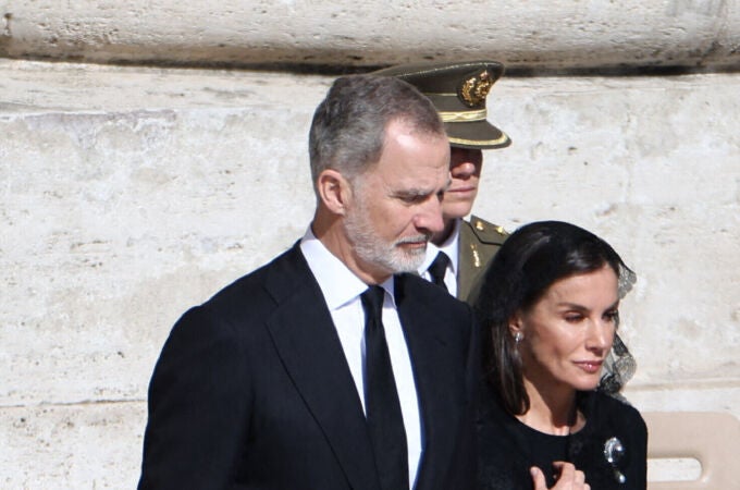 Los Reyes Felipe VI y Letizia en el funeral del Papa Francisco 
