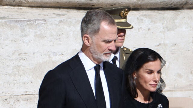 Los Reyes Felipe VI y Letizia en el funeral del Papa Francisco 