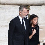 Los Reyes Felipe VI y Letizia en el funeral del Papa Francisco 