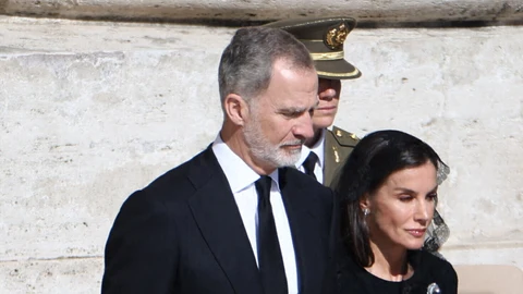 Los Reyes Felipe VI y Letizia en el funeral del Papa Francisco