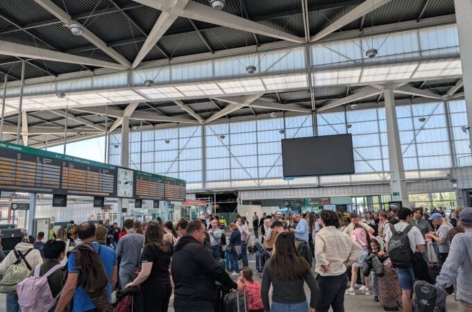 Apagón.- "Resignación" e "incertidumbre" entre los viajeros de la estación Joaquín Sorolla por el apagón
