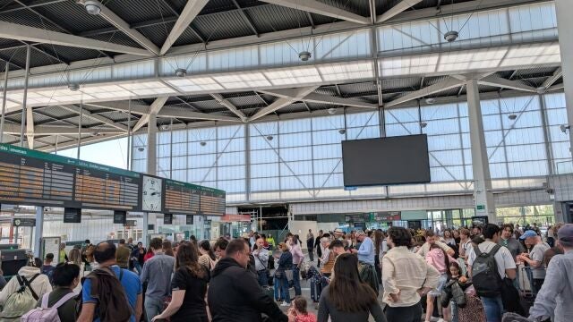 Apagón.- "Resignación" e "incertidumbre" entre los viajeros de la estación Joaquín Sorolla por el apagón