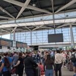 Apagón.- "Resignación" e "incertidumbre" entre los viajeros de la estación Joaquín Sorolla por el apagón