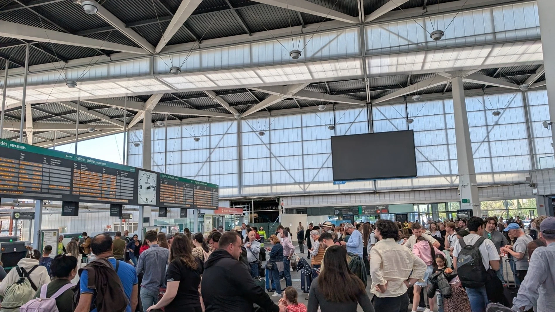 Imagenes de viajeros afectados por el apagón eléctrico en la estación de tren Joaquín Soroya. EUROPA PRESS 28/04/2025