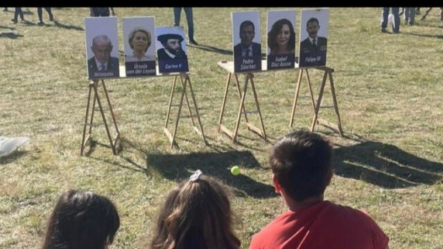 Niños en Villalar participan en el lanzamiento de pelotazos a Ayuso, FelipeVI o Sánchez.