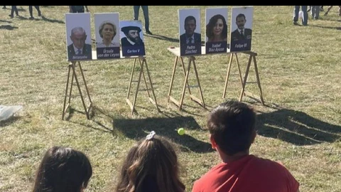Niños en Villalar participan en el lanzamiento de pelotazos a Ayuso, FelipeVI o Sánchez.