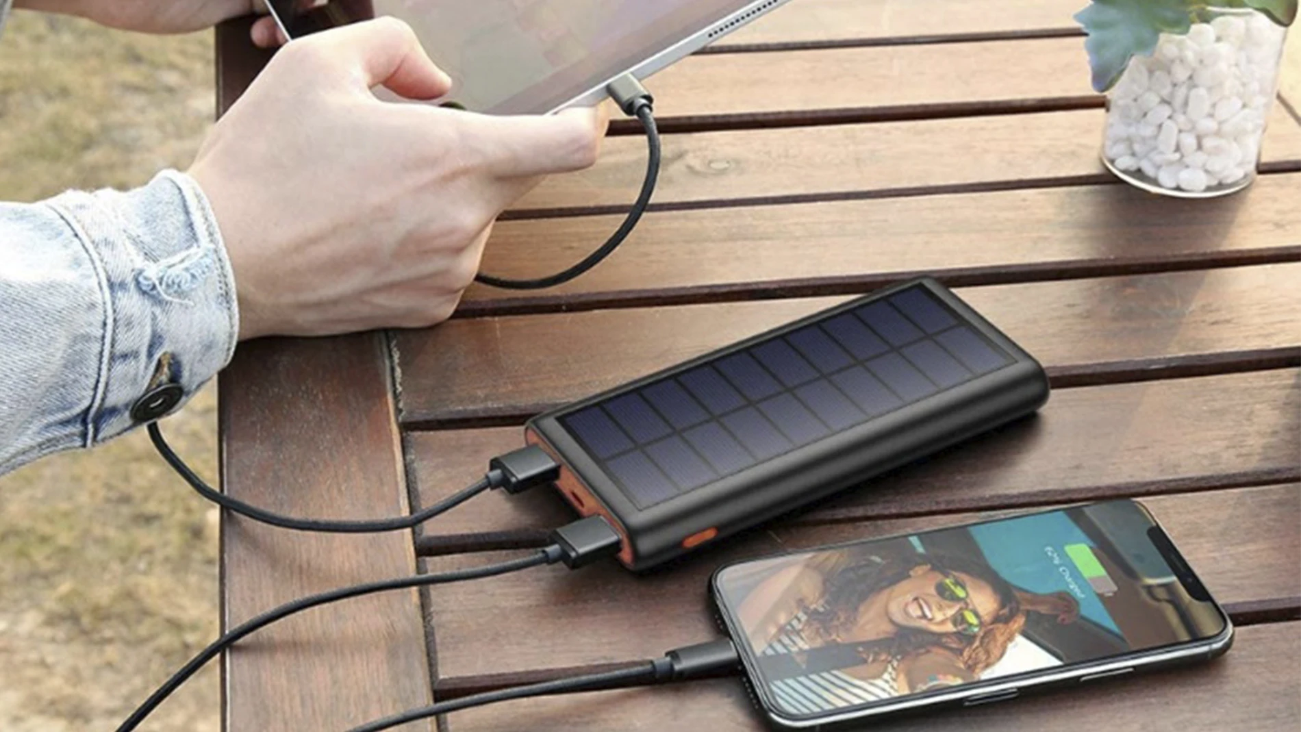No vuelvas a quedarte sin batería en el móvil tras un apagón: esta batería con panel solar es la solución