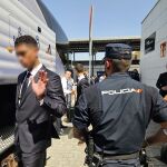 Un agente de la Policía Nacional durante los momentos previos al partido de la Copa del Rey.