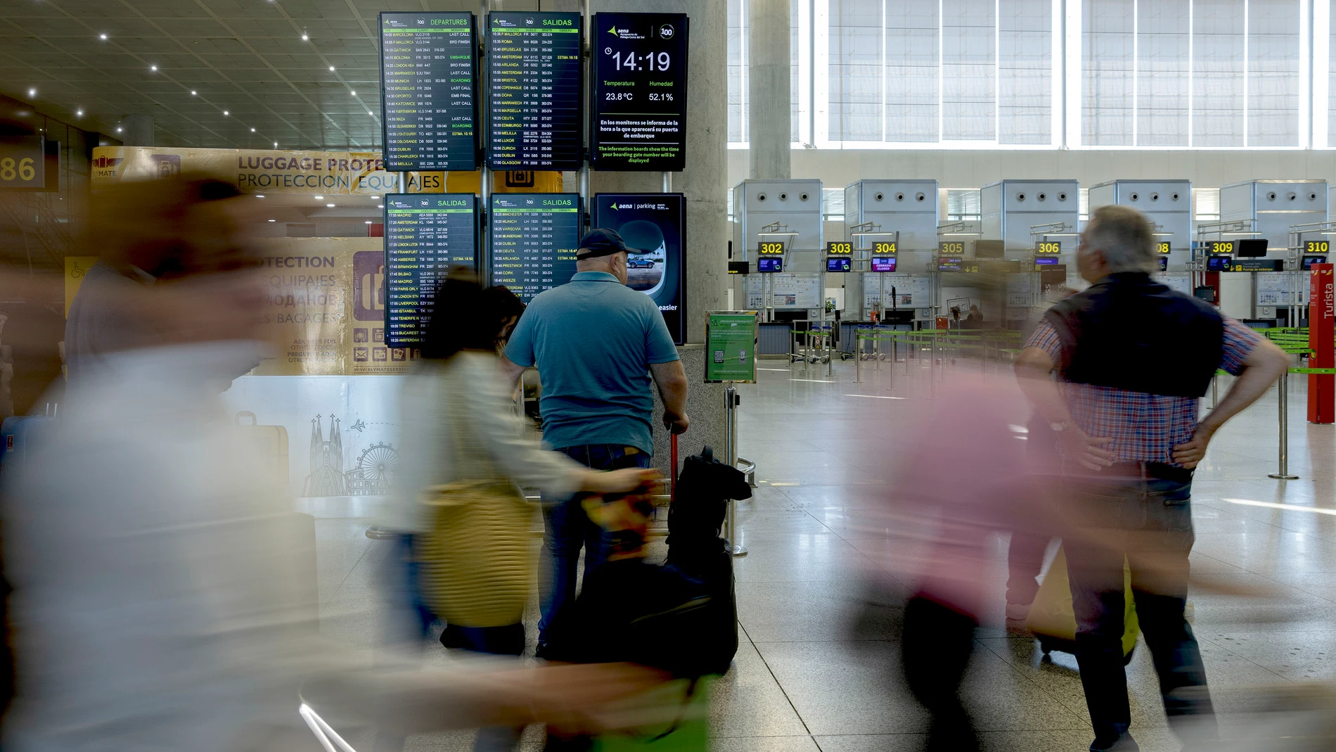 MÁLAGA, 28/04/2025.- Unas pantallas de información de salidas y llegadas de vuelos siguen operativas en el Aeropuerto de Málaga durante la caída de la red eléctrica en toda la península. EFE/Jorge Zapata