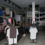 Dos dependientas en un establecimiento sin luz durante el apagón de red eléctrica