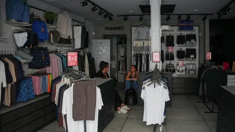 Dos dependientas en un establecimiento sin luz durante el apagón de red eléctrica