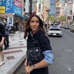 Influencer con bolso azul marino.