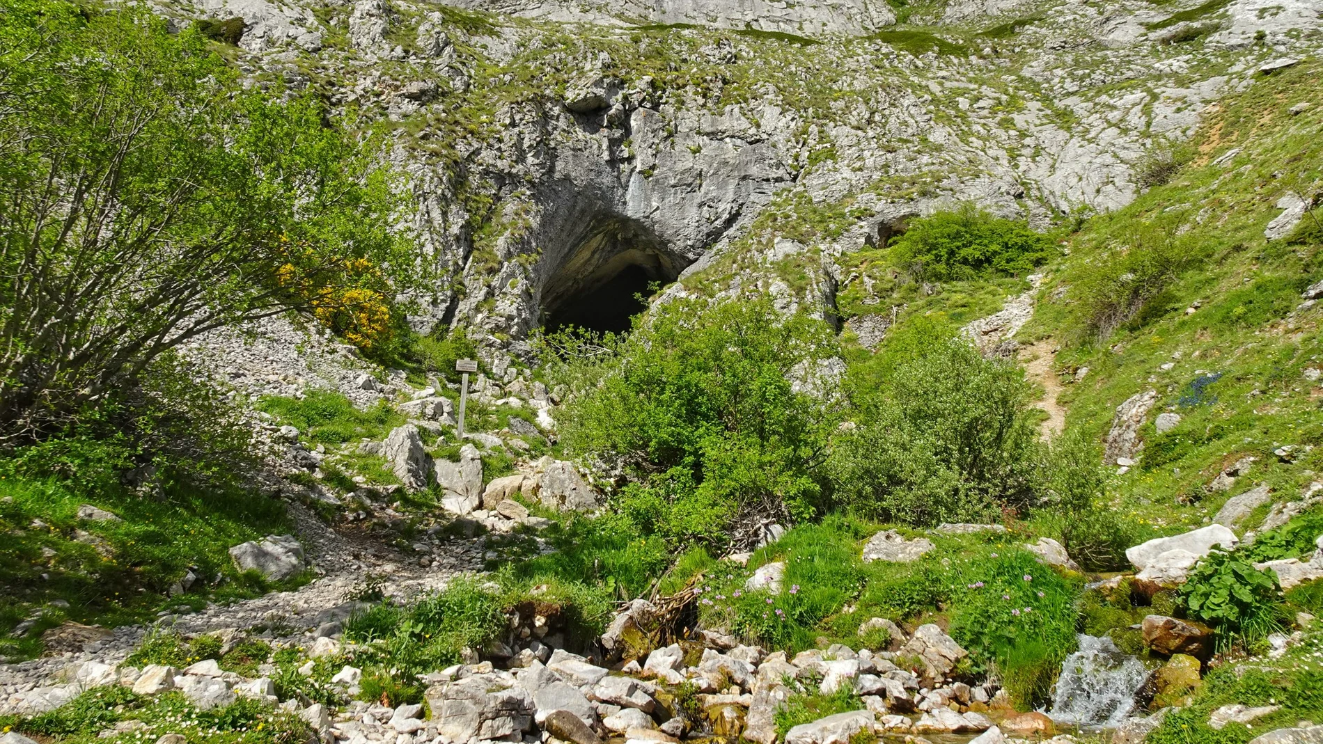 Entrada a la Cueva Fuente Cobre