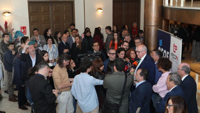 El presidente de FECOPA, Ángel Iglesias; el presidente de la Confederación de Comercio de Castilla y León (CONFERCO), Adolfo Sainz(2I); la directora general de Comercio y Consumo de la Junta de Castilla y León, María Pettit; y la alcaldesa de la ciudad, Mirian Andrés( atienden a la prensa