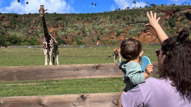 Marina con su hijo durante una excursión