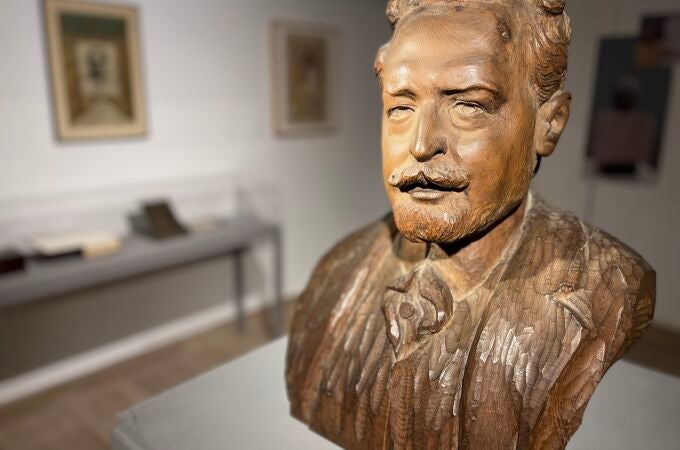 Las muchas caras de Vicente Blasco Ibáñez, en una exposición en el Museo de Cerámica de Valencia