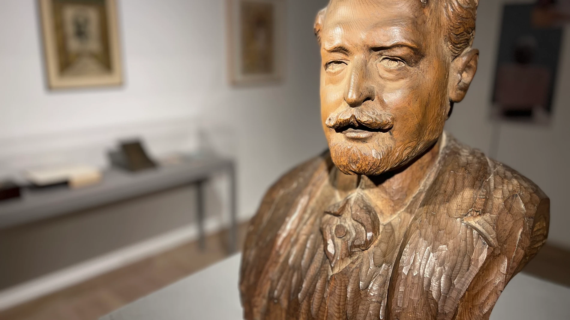 Las muchas caras de Vicente Blasco Ibáñez, en una exposición en el Museo de Cerámica de Valencia