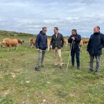El director general de Política Agraria Comunitaria, Ángel Gómez, visita la explotación ganadera de vacuno ecológico de Mariano Calle Martín, en el Puerto del Tremedal