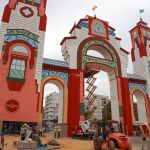 La Feria de Sevilla alcanza el 83% de ocupación hotelera y apura para instalar los farolillos por la lluvia