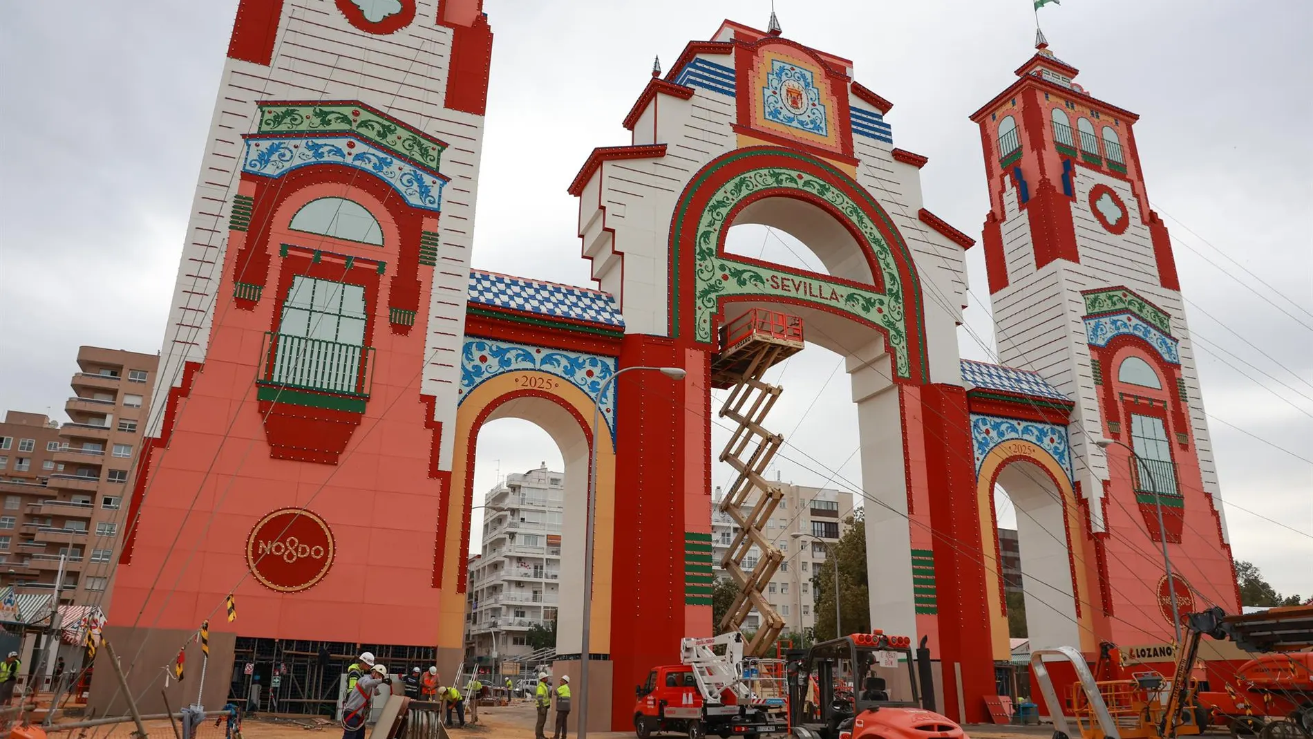 La Feria de Sevilla alcanza el 83% de ocupación hotelera y apura para instalar los farolillos por la lluvia