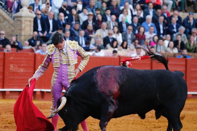Tremendo muletazo de David Galván en la feria de Abril de Sevilla