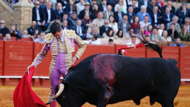 Tremendo muletazo de David Galván en la feria de Abril de Sevilla