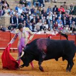 Tremendo muletazo de David Galván en la feria de Abril de Sevilla