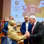 El presidente de la Asociación de Víctimas de Terrorismo de Castilla y León, Sebastián Nogales, saluda a la vicedecana de posgrado de la Facultad de Derecho de la Universidad de Valladolid, María José Moral, en presencia del decano del Colegio Profesional de Periodistas de la Comunidad, Pedro Lechuga y del vicepresidente de la Diputación de Valladolid, Víctor Alonso