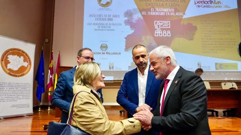 El presidente de la Asociación de Víctimas de Terrorismo de Castilla y León, Sebastián Nogales, saluda a la vicedecana de posgrado de la Facultad de Derecho de la Universidad de Valladolid, María José Moral, en presencia del decano del Colegio Profesional de Periodistas de la Comunidad, Pedro Lechuga y del vicepresidente de la Diputación de Valladolid, Víctor Alonso