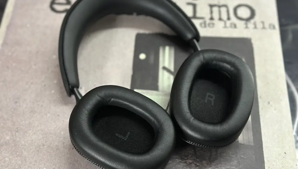 Las almohadillas pueden rotarse y están hechas de espuma viscoelástica con memoria