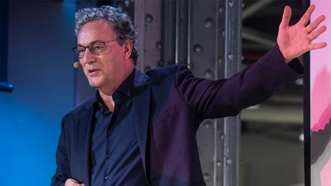 La especialización podría salvar el empleo de los seres humanos frente a los robots, según Gerd Leonhard