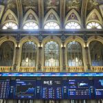 Economía/Bolsa.- CaixaBank se deja un 3,7% en Bolsa tras presentar sus resultados trimestrales y Santander cede un 1%