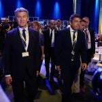 Mazón se saluda en un abrazo con Feijóo a su llegada a Feria Valencia en el marco del congreso del PP europeo