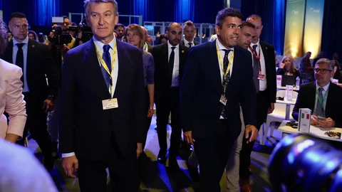 Mazón se saluda en un abrazo con Feijóo a su llegada a Feria Valencia en el marco del congreso del PP europeo
