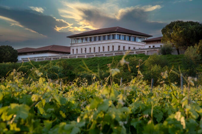 Edificio principal de la bodega Rioja Vega