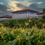 Edificio principal de la bodega Rioja Vega