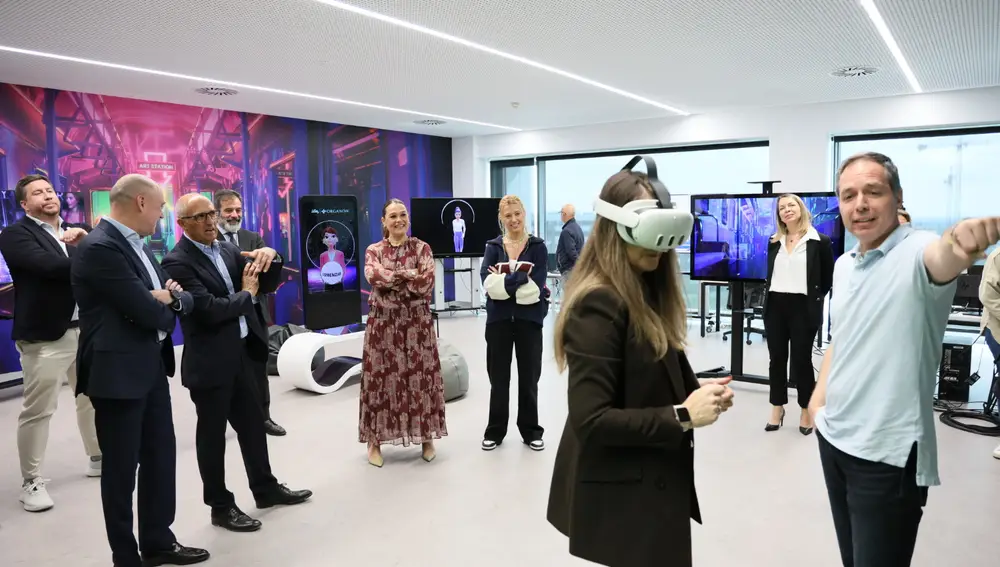Carmen Sánchez Tenorio, socia responsable de Technology & Transformation de Deloitte, en el laboratorio XrLab , aula de simulación basadas en IA, en el campus de UNIE – Tres Cantos, Madrid.