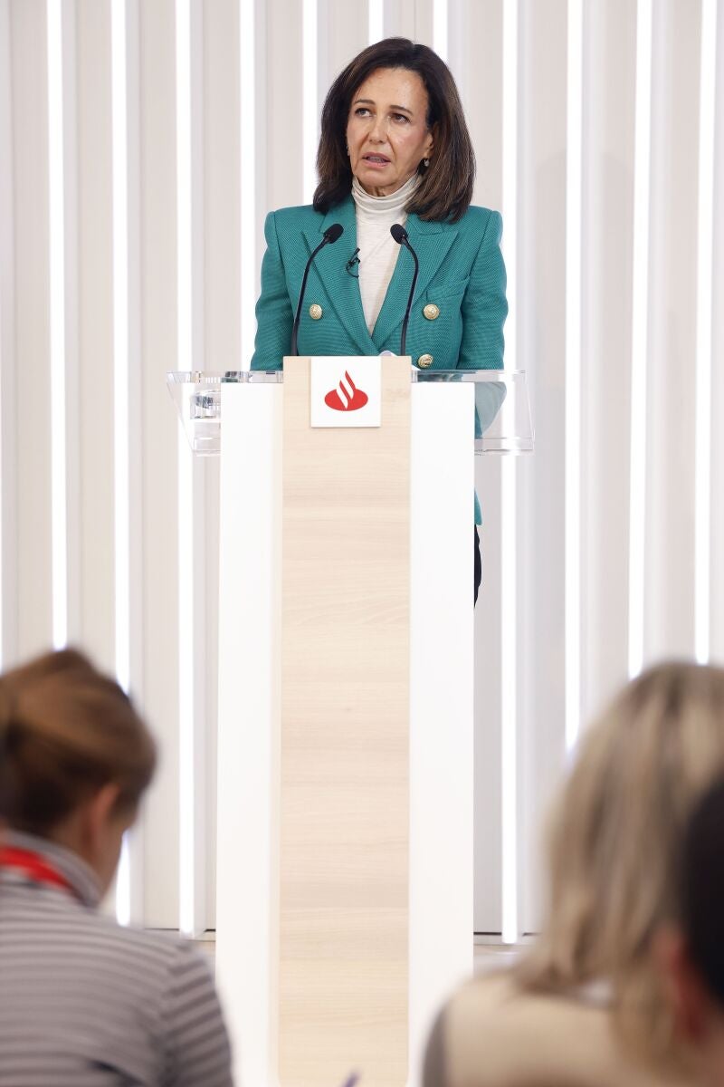 MADRID, 05/02/2025.- La presidenta del Banco Santander, Ana Botín, presenta los resultados 2024 de la entidad, este miércoles en Madrid. El Banco Santander ganó 12.574 millones de euros en 2024, un 14 % más que en el ejercicio anterior, con lo que consigue un nuevo récord anual de beneficios por tercer año consecutivo, gracias al crecimiento de los ingresos en todos los negocios y regiones. EFE/ J.P. Gandul