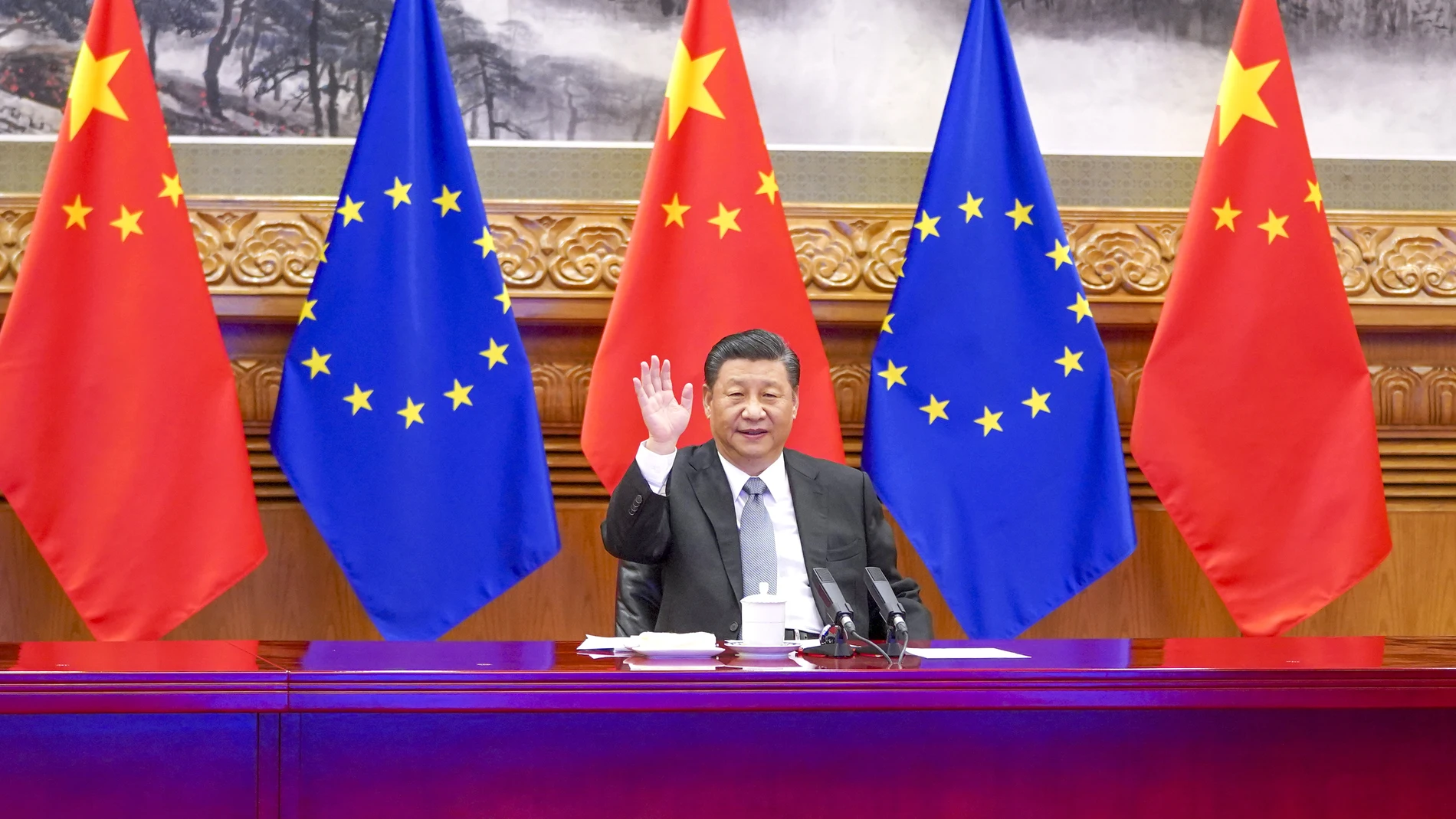 (Foto de ARCHIVO)(201230) -- BEIJING, Dec. 30, 2020 (Xinhua) -- Chinese President Xi Jinping meets with German Chancellor Angela Merkel, French President Emmanuel Macron, President of the European Council Charles Michel and President of the European Commission Ursula von der Leyen via video link in Beijing, capital of China, Dec. 30, 2020. During the meeting, Xi and the European leaders announced that the two sides have completed investment agreement negotiations as scheduled.Europa Press...