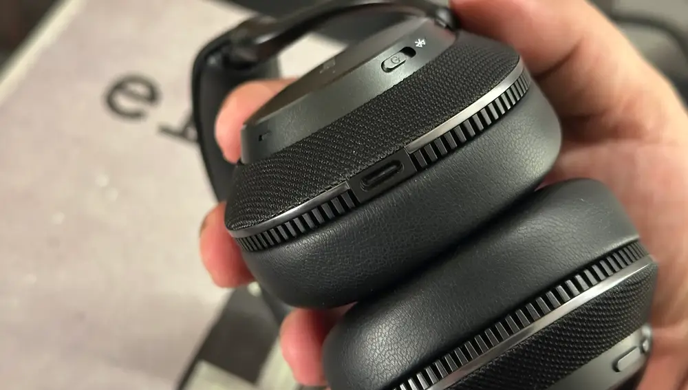 Detalle del conector de carga