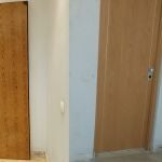 Puerta de la vivienda con seguridad antes de la entrada (izquierda) y la nueva puerta instalada por los okupas que entraron el lunes (derecha)