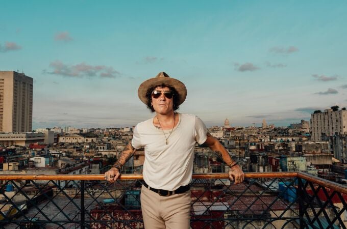 Enrique Bunbury, sobre los tejados de México, donde grabó el disco