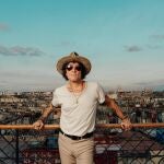 Enrique Bunbury, sobre los tejados de México, donde grabó el disco