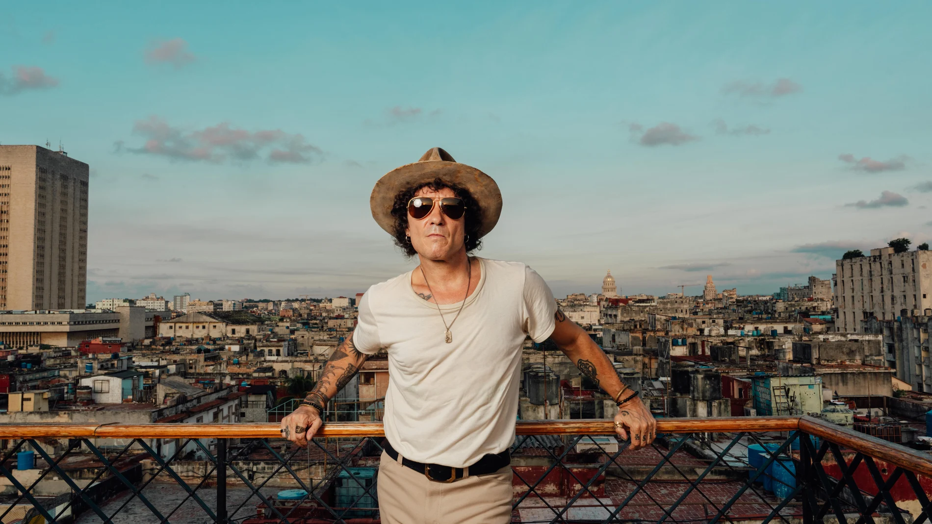 Enrique Bunbury, sobre los tejados de México, donde grabó el disco
