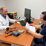 Un médico de Atención Primaria atiende a una paciente en el centro de salud de El Higuerón (Córdoba)