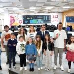 Foto de familia del consejero Suárez-Quiñones y de Irene Cortés con los niños premiados en el concurso "¿Qué es el 1-1-2 para ti?"
