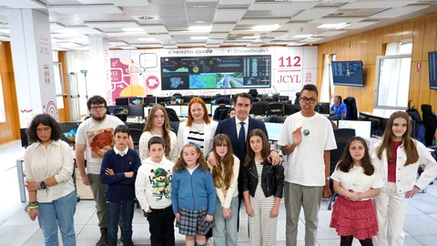 Foto de familia del consejero Suárez-Quiñones y de Irene Cortés con los niños premiados en el concurso "¿Qué es el 1-1-2 para ti?"