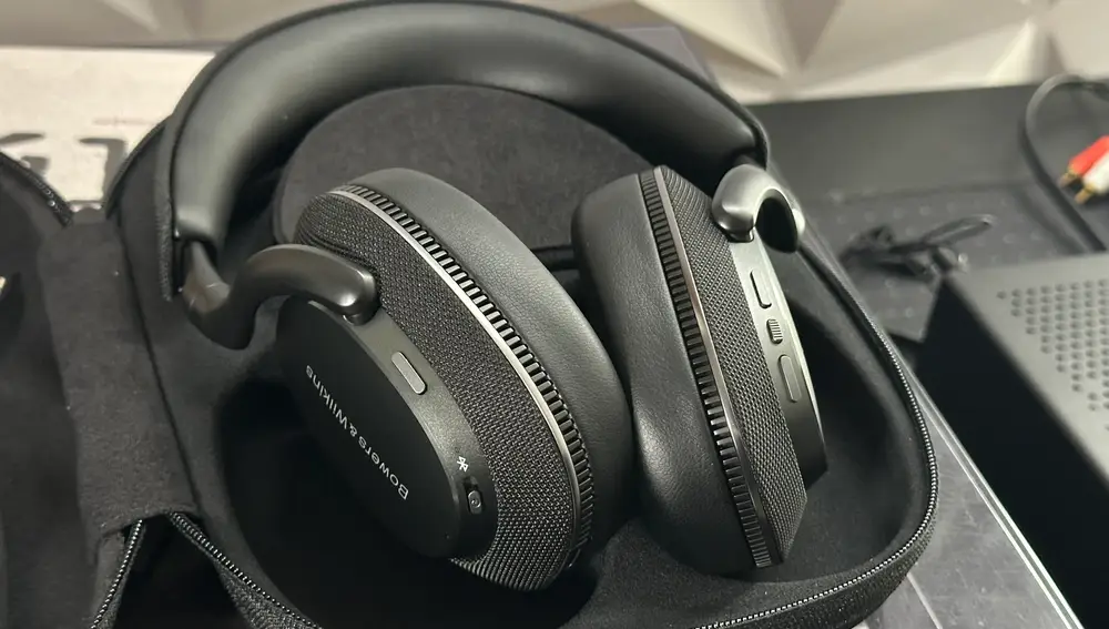 Los B&W PX7 S3 en su estuche de transporte