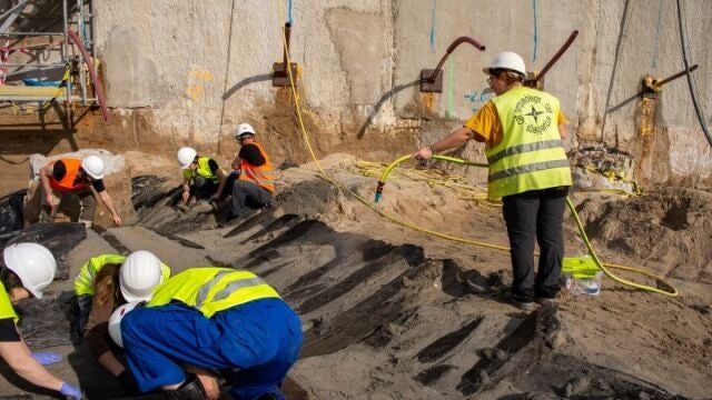 Trabajadores durante el descubrimiento del Ciutadella I